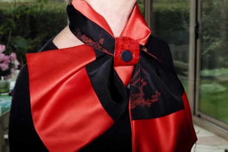 Collier de soie japonaise brodée rouge corail, doublée double satin rouge, passant de cuir vernis façonné croco et bijou d'onyx sablé